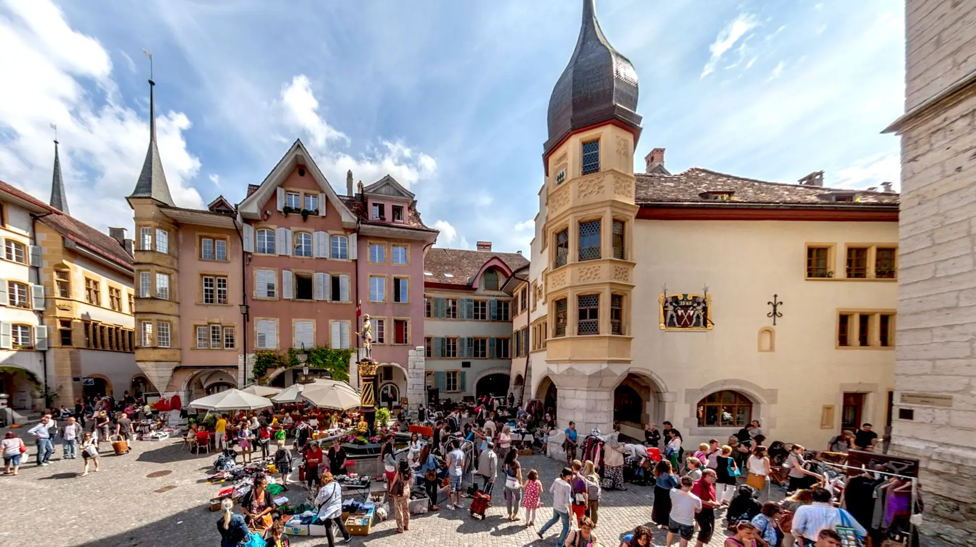Place de la vieille ville de Bienne avec son marché